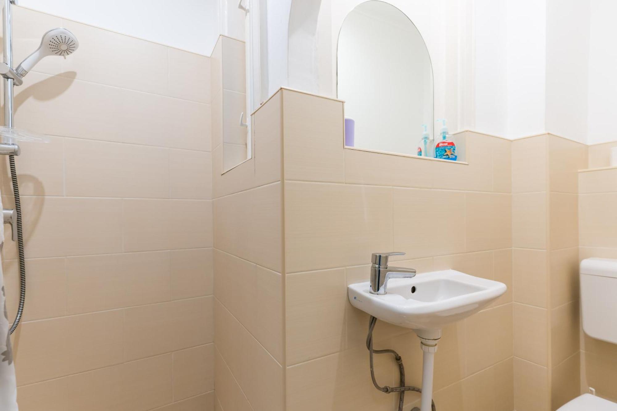 Sunny Studio With Balcony In Party District Budapeşte Dış mekan fotoğraf